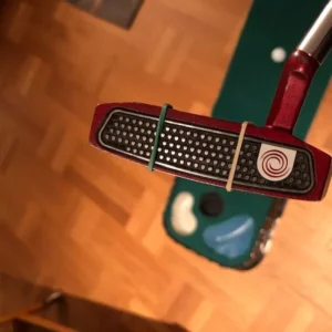 Träningstips puttning, applicera två gummisnoddar på puttern.