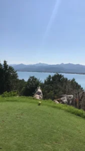 Utsikt över bergen från golfbanan