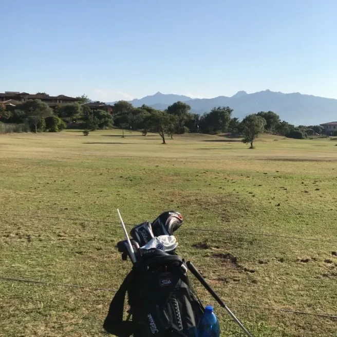 Driving range med utsikt mot bergen på Sardinien