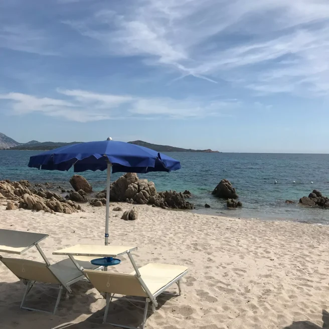 Privat strand vid Puntalida på Sardinien