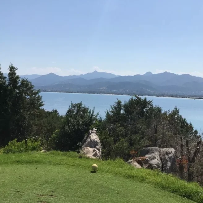 Utsikt över bergen från golfbanan